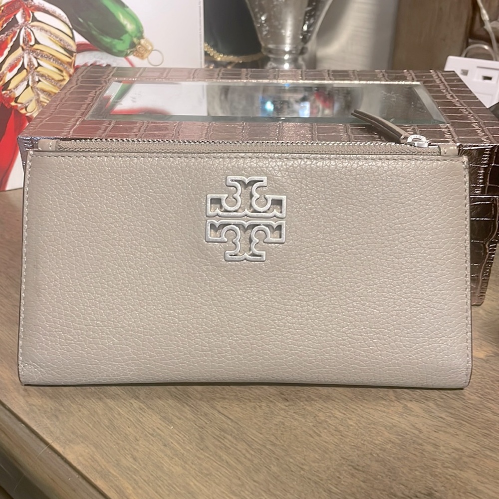 Beautiful Tory Burch gray wallet silver logo